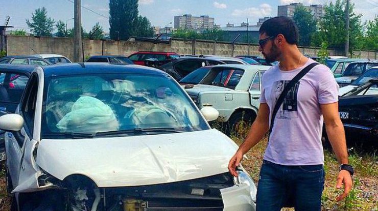 Виталий Козловский пытается заставить милицию искать угнанное авто. Фото из архива Козловского
