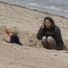 Принц Джордж с бабушкой играют в песке на пляже (фото)