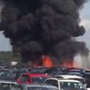 Самолет в Великобритании разбился, взорвав автомобили (видео)