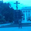 В Харькове парень веревкой пытается снести крест