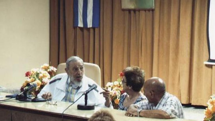 Кастро вышел в свет впервые с начала апреля. Фото GRANMA.CU