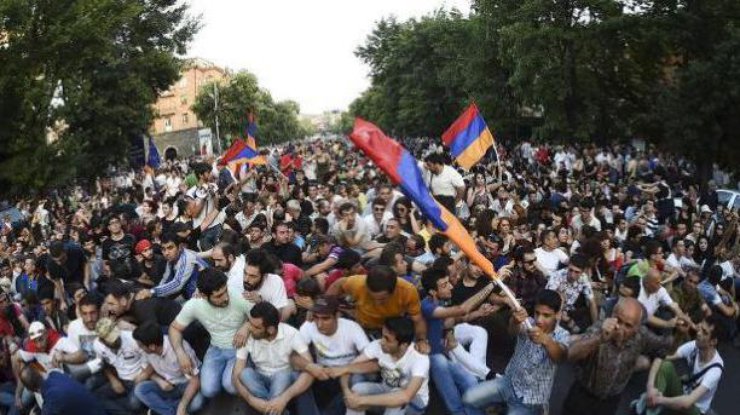 Митингующие вновь собираются на проспекте Баграмяна в центре Еревана