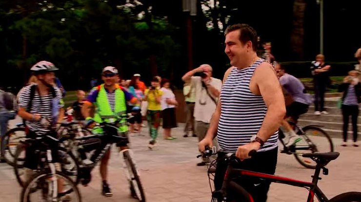 Михаил Саакашвили в Одессе прокатился на велосипеде