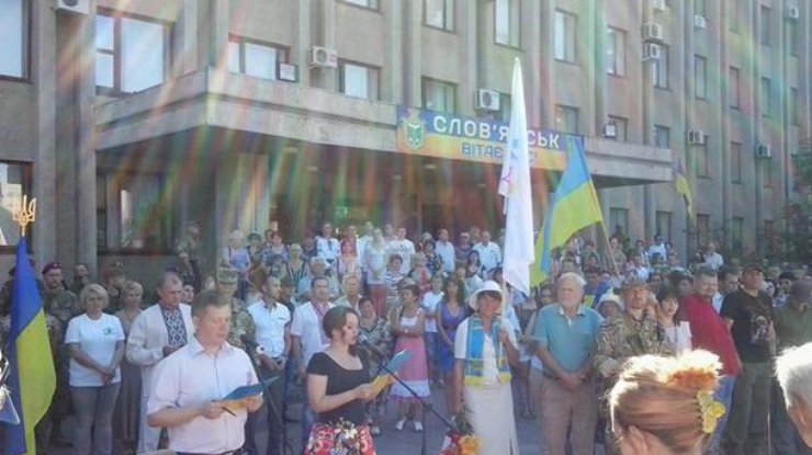 На центральной площади города собрались жители. Фото Facebook.com/evgeniy.deidei