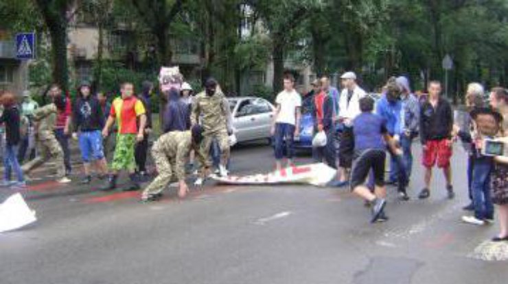 В Одессе подрались митингующие против Саакашвили и люди в камуфляже. Фото 1-news.net