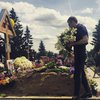 Дмитрий Шепелев пришел на могилу Жанны Фриске в день ее рождения (фото)