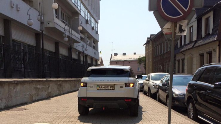 Автомобиль Фреймут на тротуаре. Фото facebook/marta.turetska