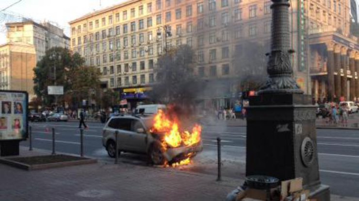 Автомобиль загорелся прямо во время движения на Крещатике. Фото Facebook/Мирослава Павлик