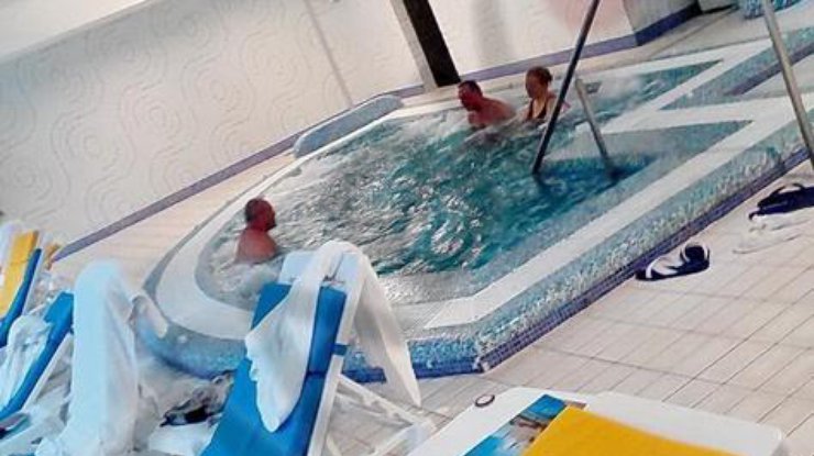 Ефремов регулярно посещает бассейн. Фото: glavcom.ua