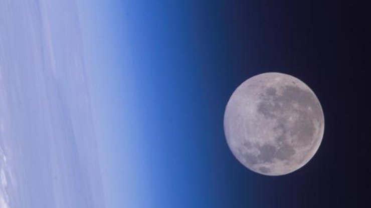 NASA опубликовало уникальное фото МКС на фоне Луны