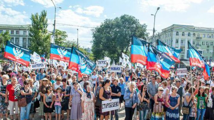 Боевики ДНР устроили митинг в Донецке. Фото vk.com/slavadnb