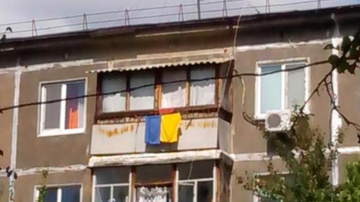 Вещи цветов украинского государственного флага на балконе в Луганске