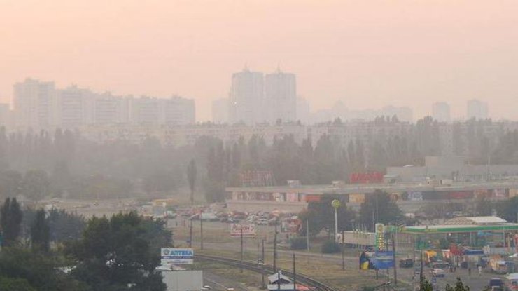 Киев затянуло едким дымом. Фото Романа Матерухина