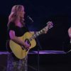 Фиби из "Друзей" спела с Тейлор Свифт про кота (видео)