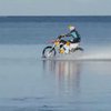 Австралиец промчался на мотоцикле по волнам (видео)