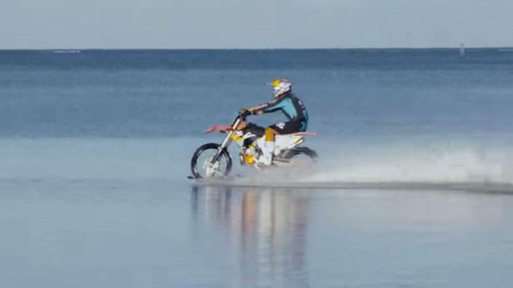 34-летний австралийский экстремал проехался на мотоцикле по поверхности воды