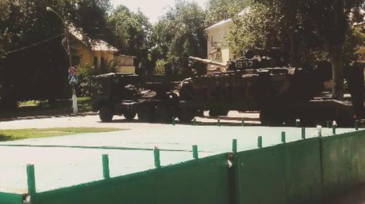 В Донецк свозят танки. Фото ‏@GirkinGirkin