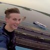 Киевлянин проехал стоя на крыше метро (видео)