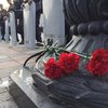 Киевляне несут цветы к залитой кровью Раде (фото)