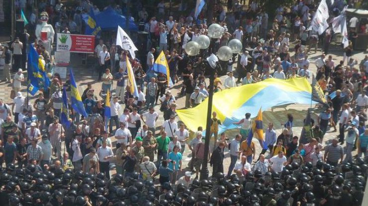 Активисты пошли штурмом на кордон правоохранителей. Фото Твиттер/@irzja_stelmakh 