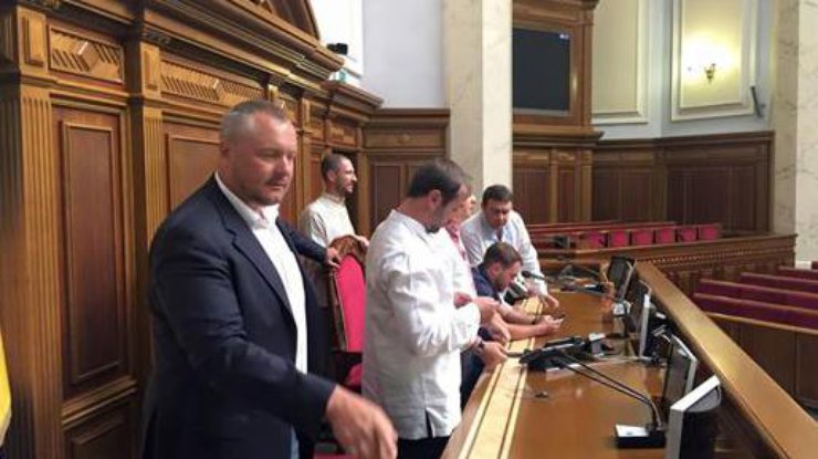 Трибуну Рады заблокировали депутаты. Фото facebook/igor.mosijcuk