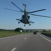 Военный вертолет опустился над трассой до уровня автомобиля (видео)