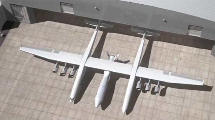 У самолета размах крыльев в 117 метров. Источник hi-news.ru