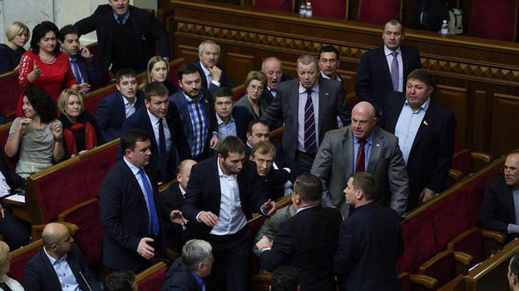 Игорь Луценко огласил о возможном выходе депутатов из фракции Порошенко