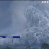 Вулканічний дим в Індонезії здійнявся на три кілометри