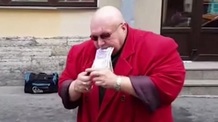 Скандалист в России запихал пачку долларов в рот