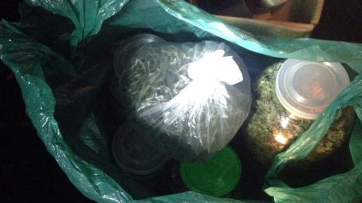 У милиционеров при обыске обнаружили наркотики. Фото mvs.gov.ua