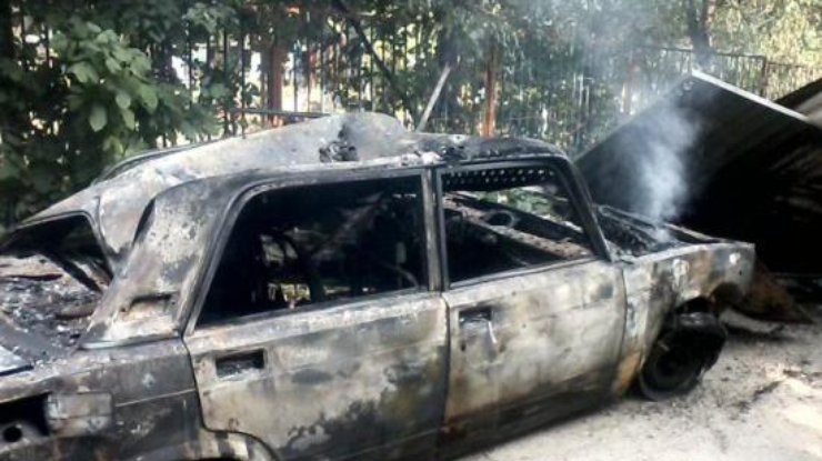 Автомобиль загорелся в гараже. Фото ua-reporter.com