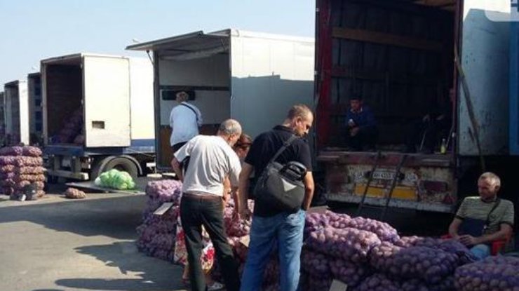 Фуры везут продукты на рынки Одессы. Фото 048.ua