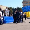 Яценюк поспешил на помощь упавшей в обморок полицейской в Харькове (фото)