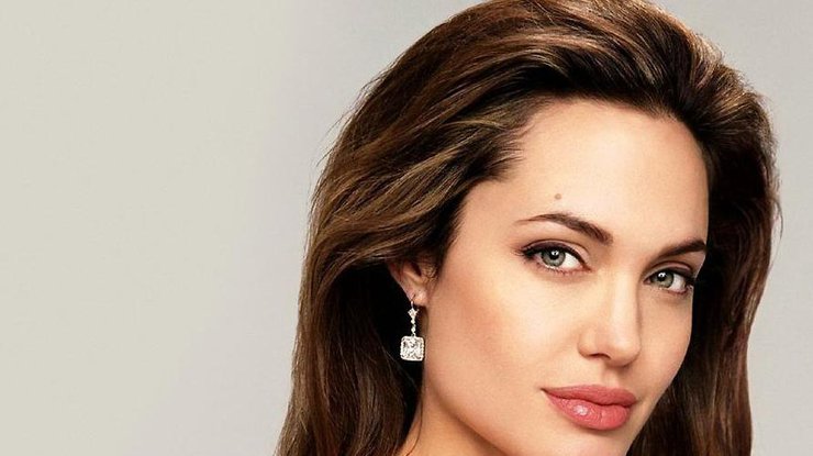 Анджелина Джоли выставила свои фотографии на аукцион
