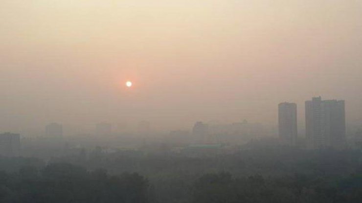 Киевлян перепугал смог. Фото Максима Минаева.