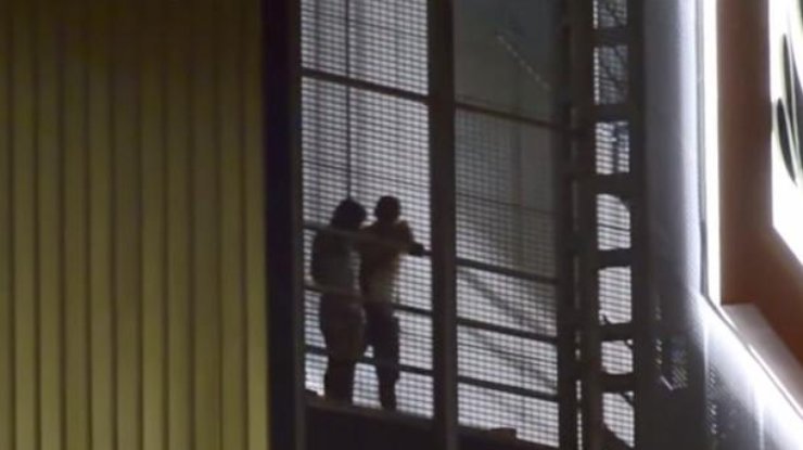 Пара уединилась для секса на одном из верхних этажей торгового центра