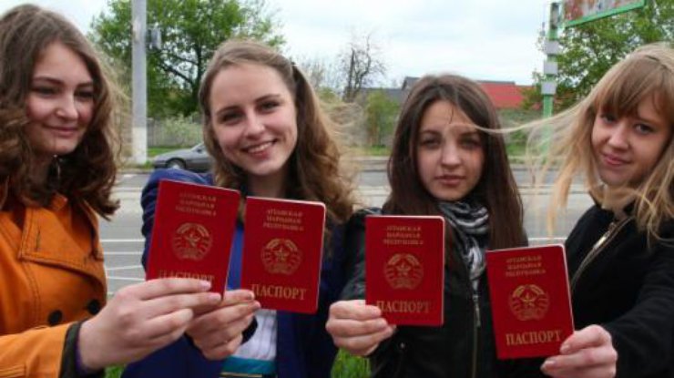 Ранее боевики ЛНР выдали фейковые паспорта. Фото lug-info.com