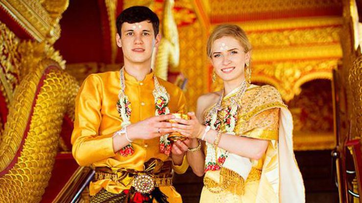 Участники шоу "Мамахохотала" поженились в Таиланде. Фото viva.ua