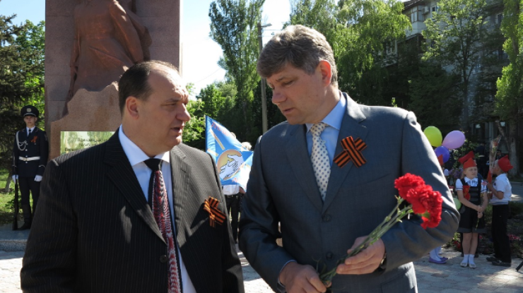Владелец квартир Струк, слева, с экс-мэром Кравченко. Фото из архива
