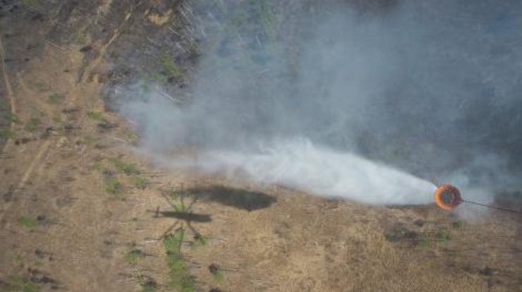 Тушение лесного пожара при помощи вертолета в Сибири