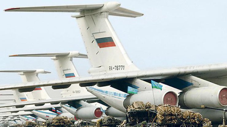 Самолеты привезли сотни военных. Фото: militaryparitet.com