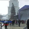 Киевляне второй день празднуют на Софийской площади