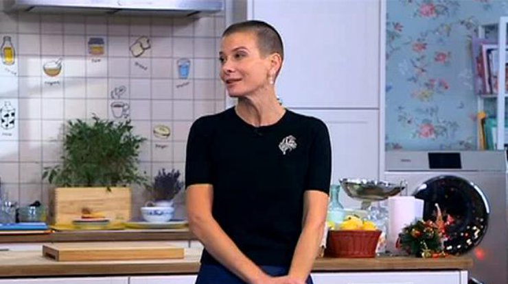 Лысая Юлия Высоцкая снялась для обложки глянца