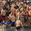 Все больше украинцев купаются в проруби на Крещение