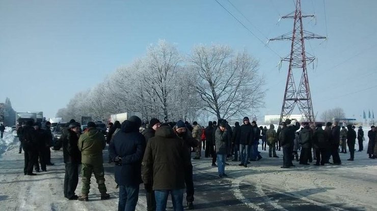 Участники АТО заблокировали трассу. Фото: KoloPoltava