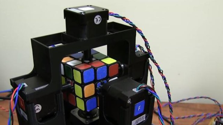 Рекорд человека по сборке кубика Рубика составляет 5 секунд