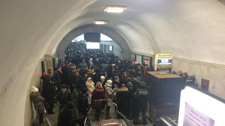 В Киеве в час пик на 20 минут остановилось метро. Фото Алексея Фалина