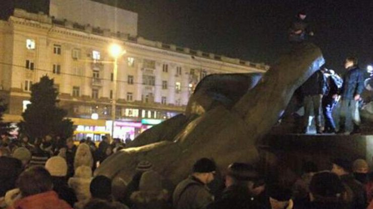 В Днепропетровске рухнул многотонный памятник Петровскому