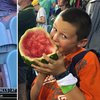 В Австралии юный болельщик сгрыз арбуз целиком (видео)